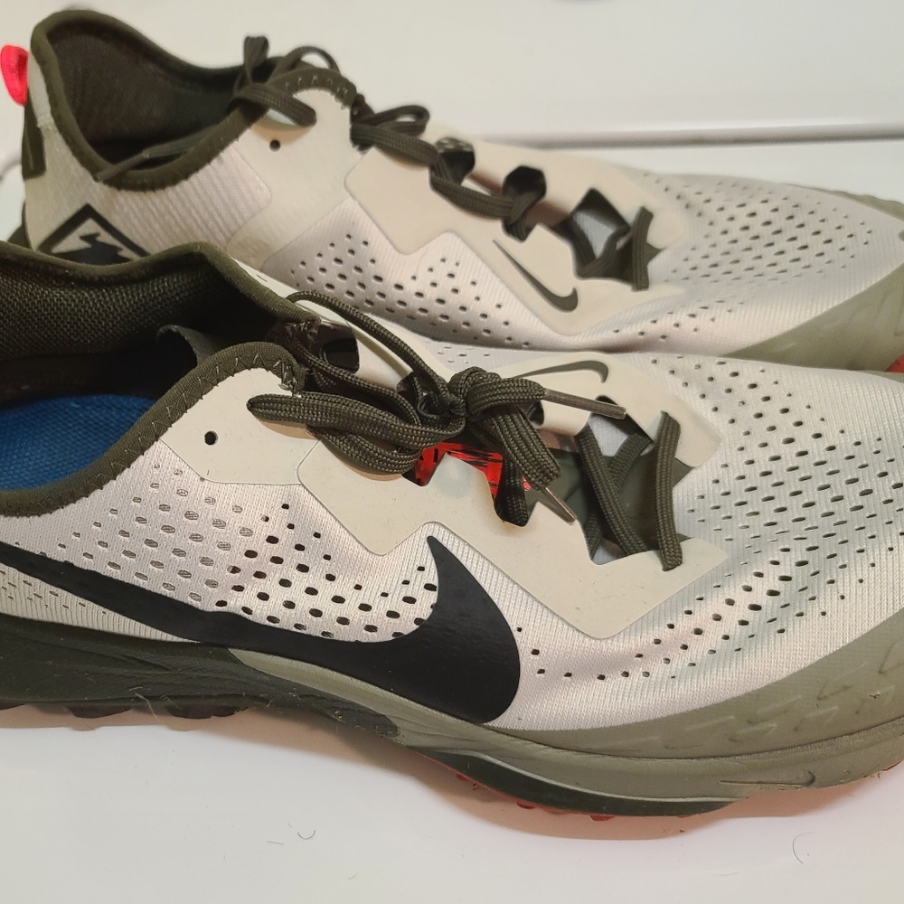 Mens Preowned NIKE TERRA KIGER SIZE 13- WHITE/BLACK/RED